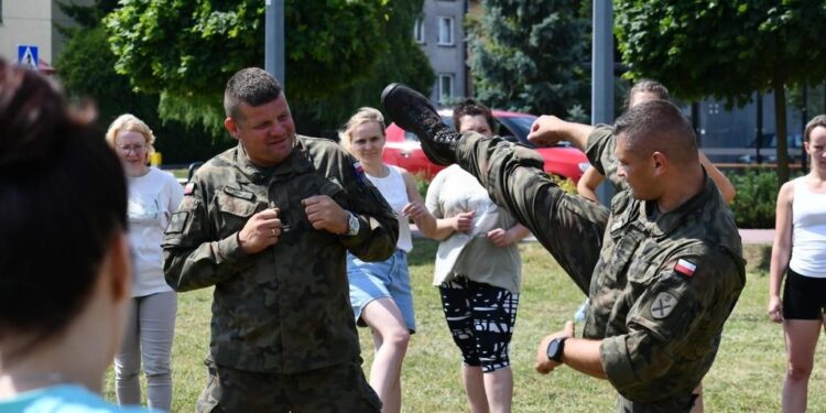 Kolbuszowa: W Kolbuszowej wojsko uczyło kobiety samoobrony.