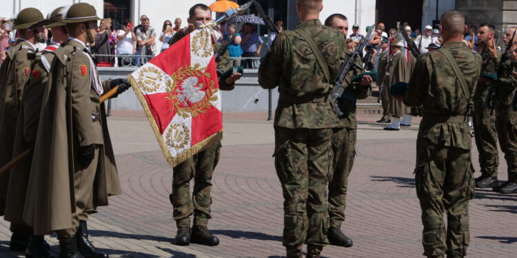 Stalowa Wola: Żołnierze zasadniczej służby wojskowej 16 Batalionu Saperów złożyli przysięgę na sztandar