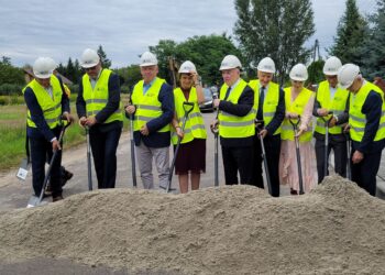 Koprzywnica: Symboliczne wbicie łopaty pod remontowaną drogę.