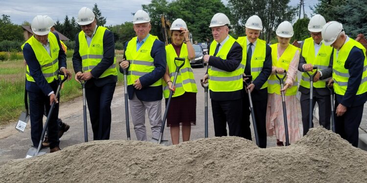 Koprzywnica: Symboliczne wbicie łopaty pod remontowaną drogę.