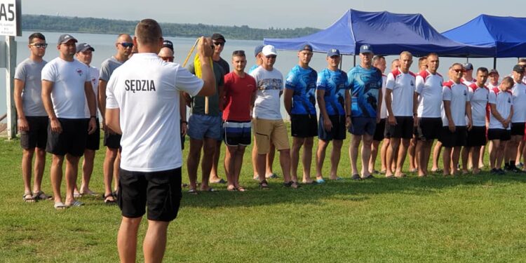Tarnobrzeg. Nad Jeziorem Tarnobrzeskim trwa rywalizacja strażaków nurków z Podkarpacia.