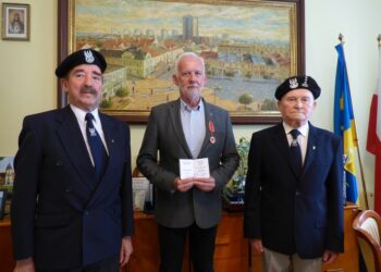 Tarnobrzeg. Brązowy Krzyż Zasługi dla prezydenta za działania na rzecz opieki nad miejscami pamięci.