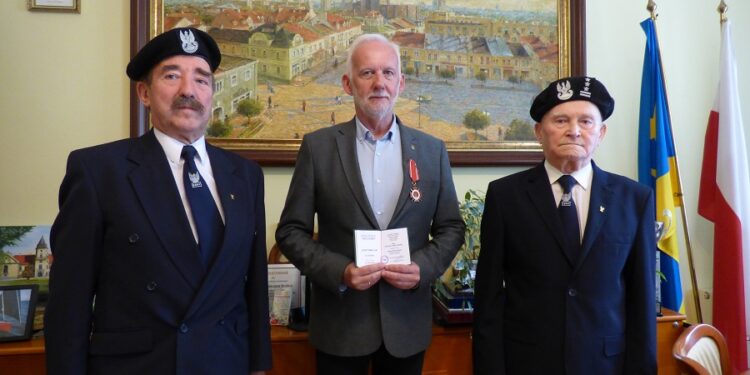 Tarnobrzeg. Brązowy Krzyż Zasługi dla prezydenta za działania na rzecz opieki nad miejscami pamięci.