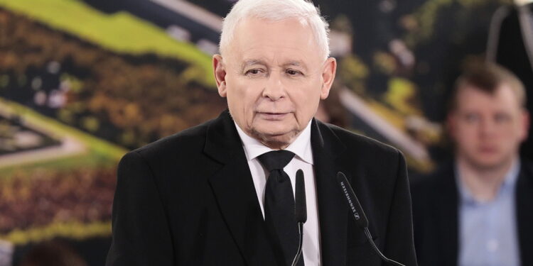 Zawichost: Premier Jarosław Kaczyński gości na pikniku wojskowym