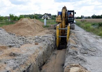 Czermin: Trwają prace przy budowie kanalizacji…