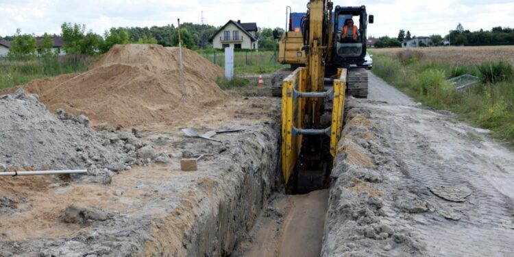 Czermin: Trwają prace przy budowie kanalizacji…