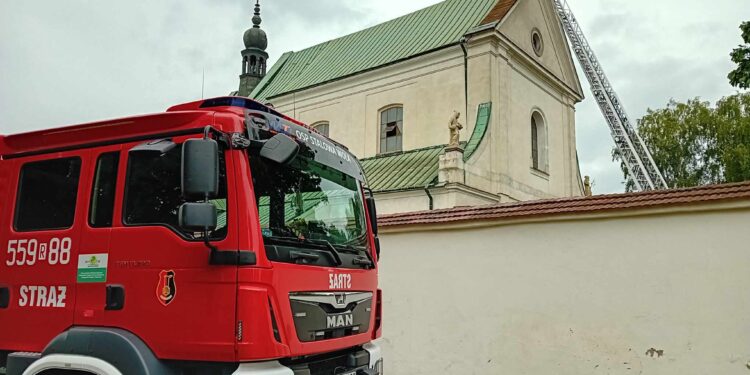 Stalowa Wola: Trwa nadal usuwanie skutków nocnej nawałnicy