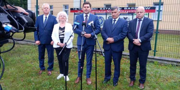 Nisko: O sprawach bezpieczeństwa na konferencji Prawa i Sprawiedliwości przed Garnizonem Nisko