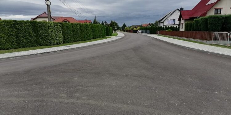 Czermin: Trwają prace przy drogach gminnych…