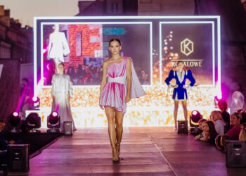 Nowa Dęba. Pokaz mody w otoczeniu lasu