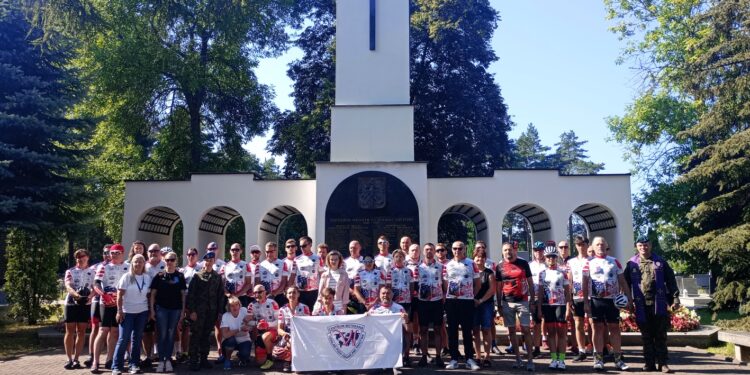 Stalowa Wola: Uczestnicy Rajdu Rowerowego Weteranów upamiętnili poległych