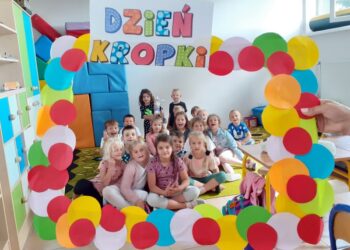 Trześń: Narodowe Czytanie w szkolnym parku