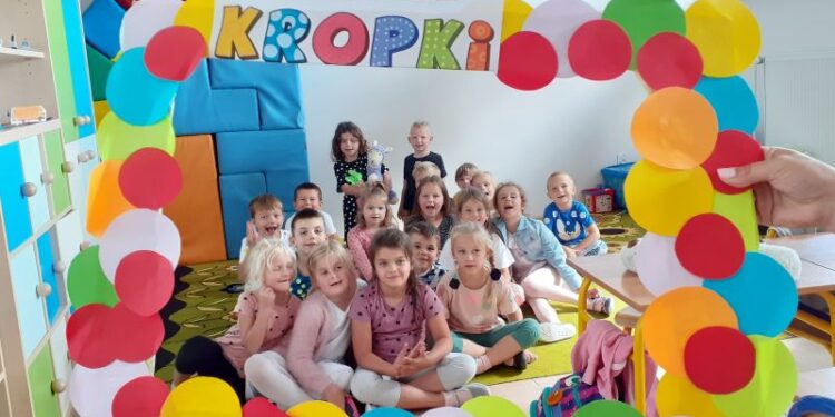 Trześń: Narodowe Czytanie w szkolnym parku