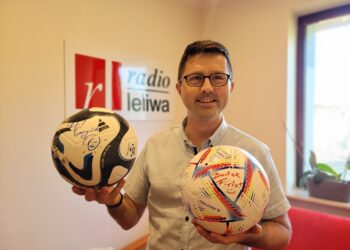 Sandomierz: Piłki z autografami aktorów „Ojca Mateusza” będą licytowane na antenie Radia Leliwa.