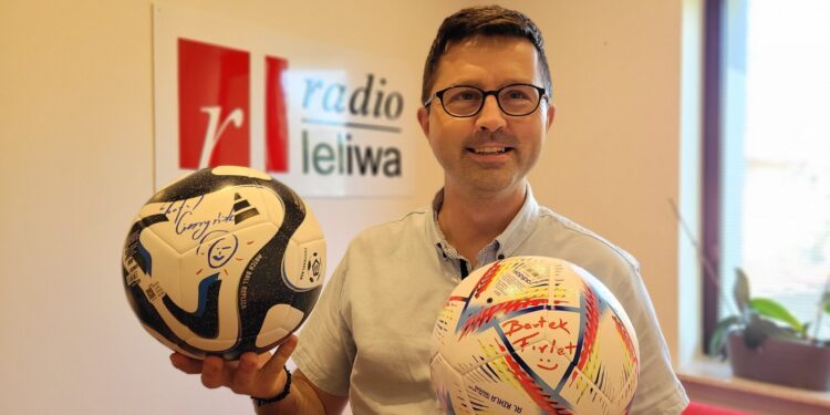 Sandomierz: Piłki z autografami aktorów „Ojca Mateusza” będą licytowane na antenie Radia Leliwa.