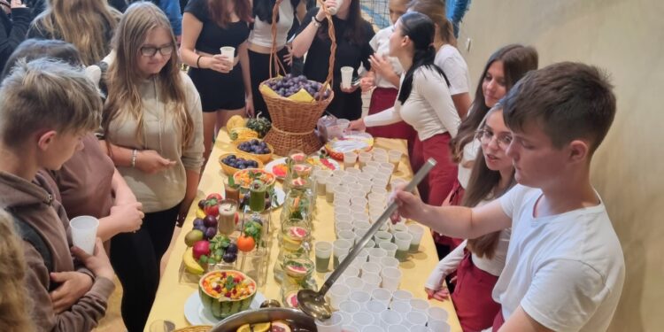 Staszów: Sukces młodzieżowej inicjatywy 'Z Ekonomikiem zdrowo i sportowo’ .