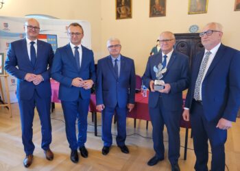 Sandomierz: Honorowa statuetka i gratulacje dla Tomasza Huka.
