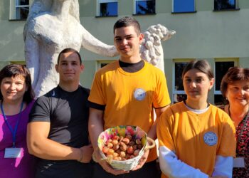 Sandomierz: Młodzież posadziła jubileuszowe tulipany.