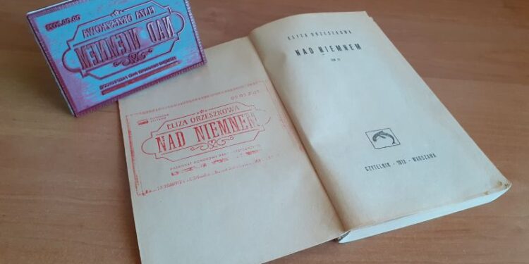 Trześń: Narodowe Czytanie w szkolnym parku