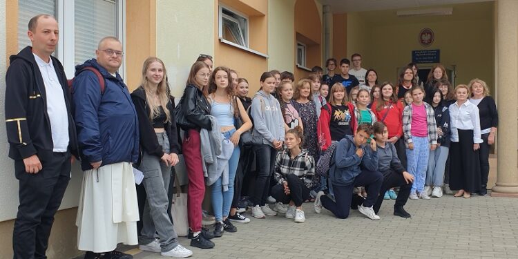 Tarnobrzeg. Młodzi ludzie pielgrzymowali do Matki Kolumby Białeckiej