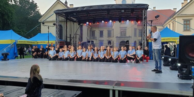 Tarnobrzeg. Muzyka, taniec, teatr królowały w parku dzikowskim.