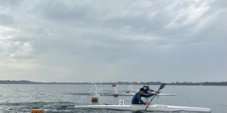Tarnobrzeg. Kajakarze rywalizowali na Jeziorze Tarnobrzeskim