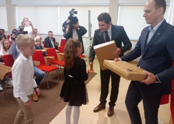 Stalowa Wola: Symbolicznie rozdano laptopy czwartoklasistom
