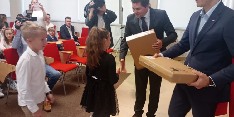 Stalowa Wola: Symbolicznie rozdano laptopy czwartoklasistom