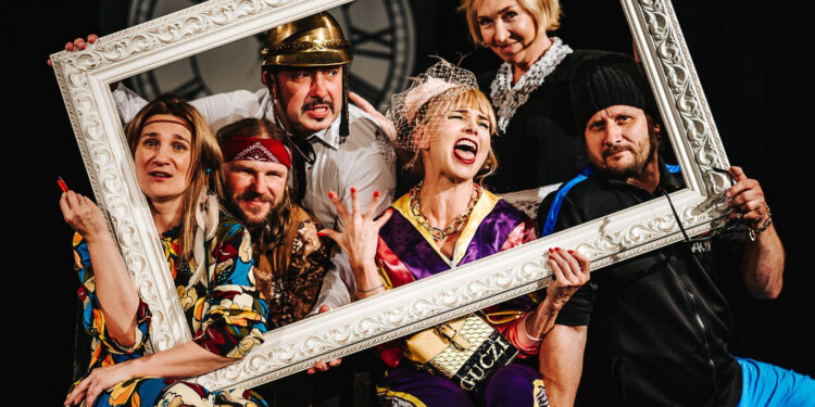 Stalowa Wola: Popremierowy powrót na scenę „Łysej Śpiewaczki” już w poniedziałek