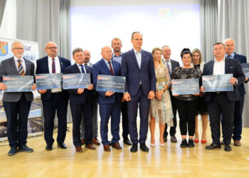 Stalowa Wola: Symbolicznie rozdano laptopy czwartoklasistom