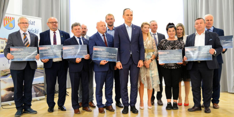 Stalowa Wola: Symbolicznie rozdano laptopy czwartoklasistom