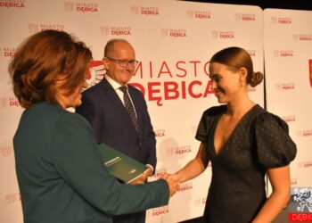 Dębica: Zdolni dębiczanie ze stypendiami burmistrza
