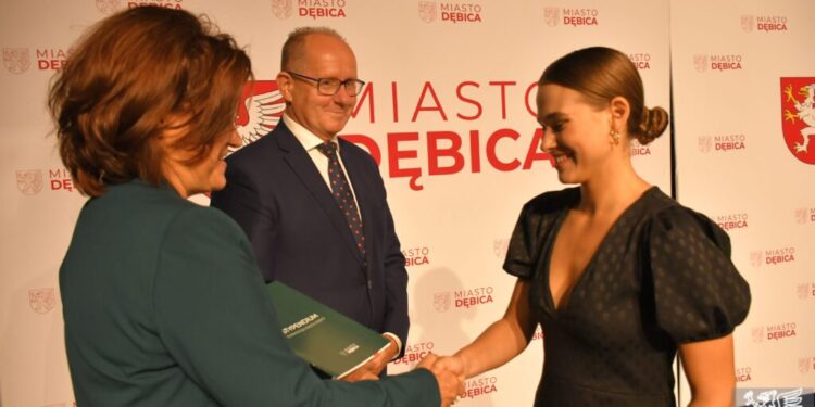 Dębica: Zdolni dębiczanie ze stypendiami burmistrza