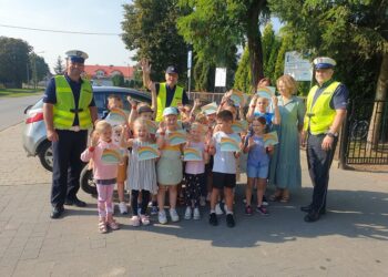 Tarnobrzeg. Policjanci działają przy placówkach oświatowych. Trwa akcja „Bezpieczna droga do szkoły”