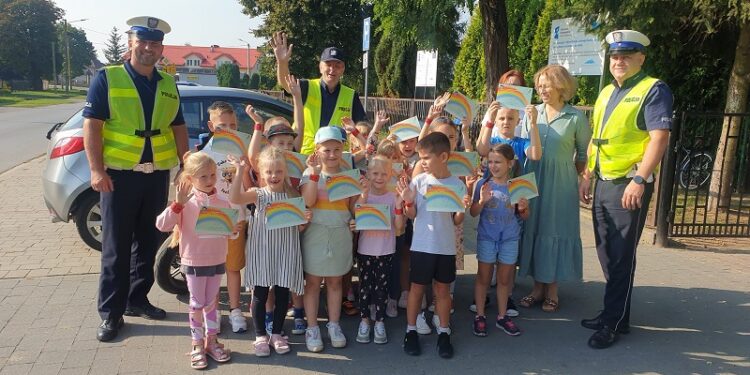 Tarnobrzeg. Policjanci działają przy placówkach oświatowych. Trwa akcja „Bezpieczna droga do szkoły”