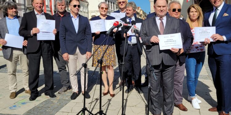 Sandomierz: Kolejne miliony z Rządowego Funduszu Rozwoju Dróg dla gmin i powiatu sandomierskiego.