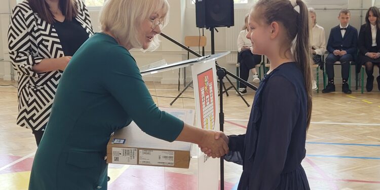 Zawichost: Czwartoklasiści otrzymali laptopy.