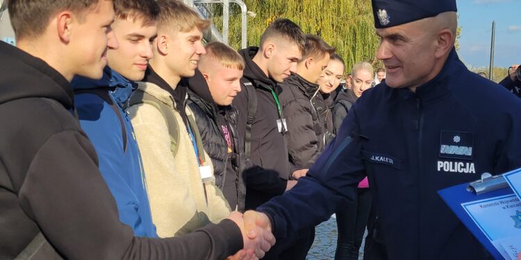 Sandomierz: „Dołącz do nas, zostań policjantem” – niezwykła gra na Starówce.