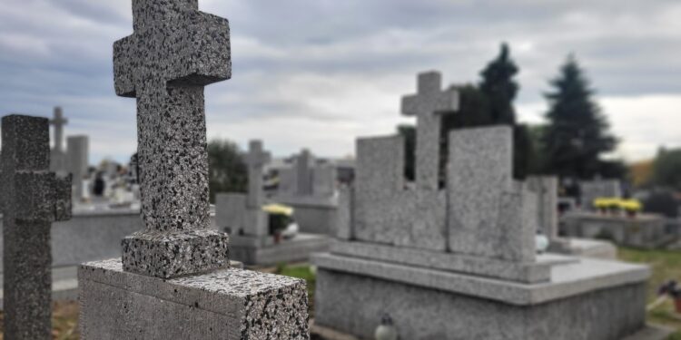 Sandomierz: Wszystkich Świętych – rodzinne spotkania pełne refleksji i wspomnień.