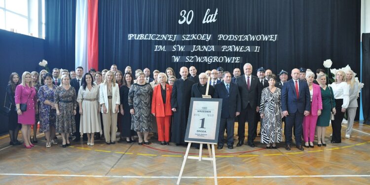 Staszów. W szkole podstawowej w Szwagrowie uczą już 30 lat