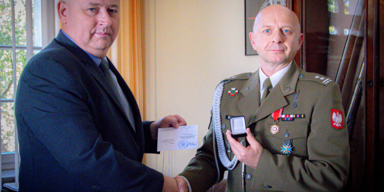 Warszawa: Odznaka 10 ŚBOT w Muzeum Wojska Polskiego.