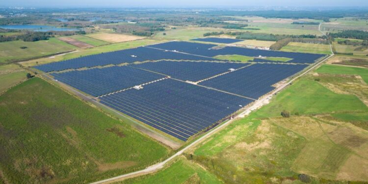 Grębów. Farma fotowoltaiczna w Jeziórku produkuje już prąd