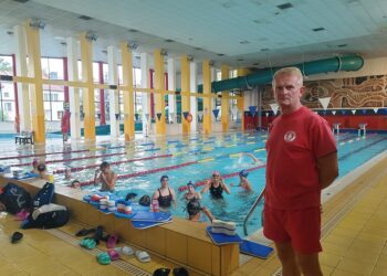 Pływaj na zdrowie! Wiedzą o tym młodzi z tarnobrzeskiego „Delfina”, a potwierdza ratownik