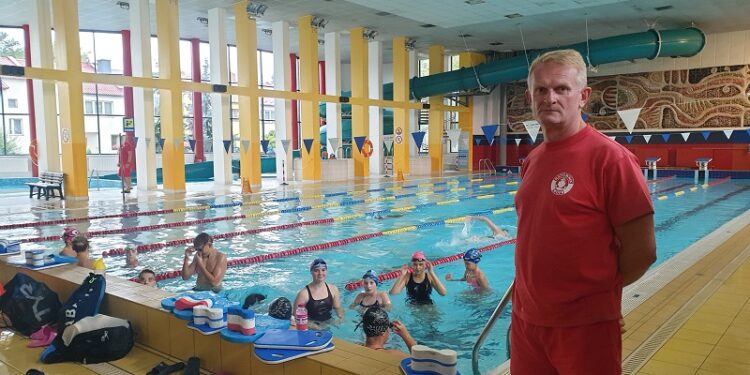 Pływaj na zdrowie! Wiedzą o tym młodzi z tarnobrzeskiego „Delfina”, a potwierdza ratownik