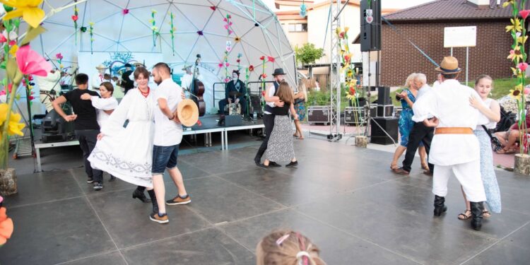 Stalowa Wola: Odsłonięto tablicę pamiątkową dyrektora Malickiego przy ulicy jego imienia