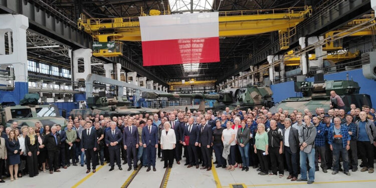 Stalowa Wola: Dawny majątek HSW wraz z pracownikami powrócił do huty