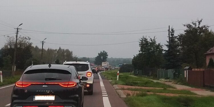 Nowa Dęba. Korki na krajowej dziewiątce