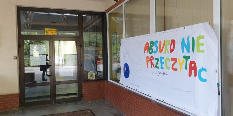 Tarnobrzeg. Poleć książkę na wielkim banerze