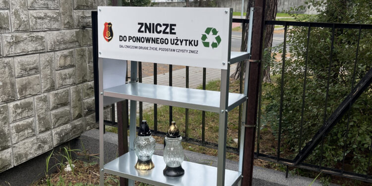 Stalowa Wola: Sprawdza się pierwsza półka na znicze na cmentarzu z diety radnego