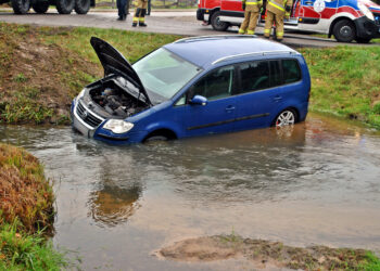 Krawce: Samochód wpadł do rowu